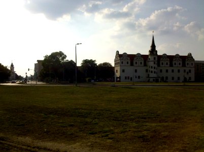 Blick vom Parkrand des Vorderen Tiergartens auf das Museum für Stadtgeschichte in Dessau 2016