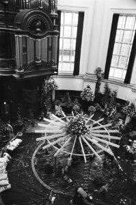 Bloemen voor Amsterdam-700 in Ronde Lutherse kerk in Amsterdam, Bestanddeelnr 928-2777