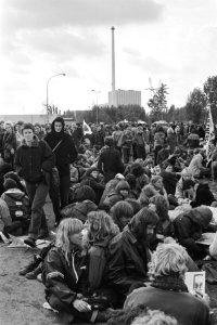 Blokkade kerncentrale te Dodewaard, demonstranten zittend de aanvoerweg van de k, Bestanddeelnr 931-0932
