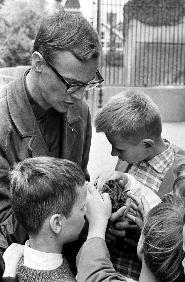 Blinde kinderen bezoeken Artis te Amsterdam Hans Rensebrink toont de kinderen e, Bestanddeelnr 915-2960