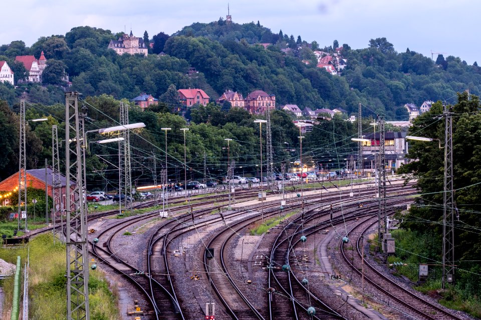 Blick von der Brücke vor dem Schlossbergtunnel in Tübingen Richtung Bahnhof
