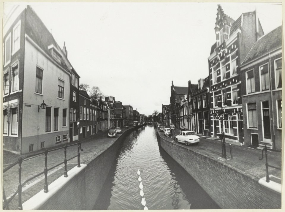 Blik over de Bakenessergracht naar het noorden. NL-HlmNHA 54004375