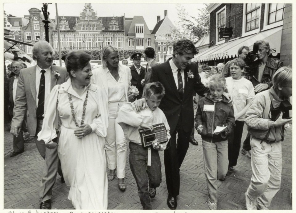 Bliksembezoek van premier R. Lubbers aan Haarlem tijdens de manifestatie 'Haarlem Open Stad.' rechts burgemeester Schmitz en Ab van Schooten. NL-HlmNHA 54015367