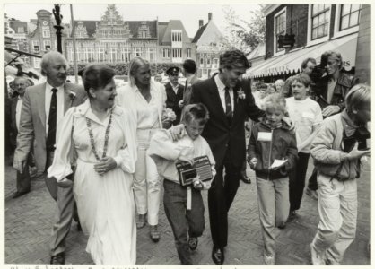 Bliksembezoek van premier R. Lubbers aan Haarlem tijdens de manifestatie 'Haarlem Open Stad.' rechts burgemeester Schmitz en Ab van Schooten. NL-HlmNHA 54015367