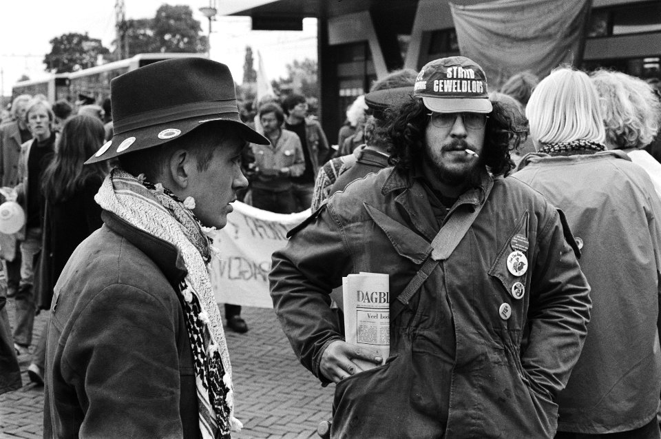 Blokkade UCN-fabriek in Almelo afgesloten met een grote demonstratie; alternatieve figuren bij station in Almelo, Bestanddeelnr 931-5531