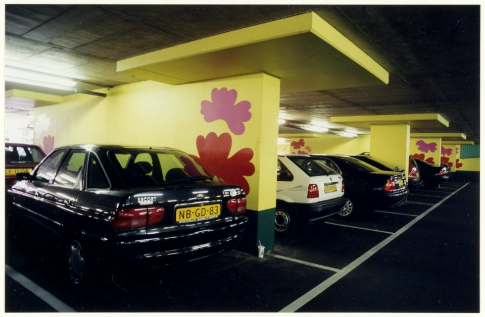 Bloemschilderingen van G. Starreveld in de parkeergarage op het Stationsplein. NL-HlmNHA 54037182