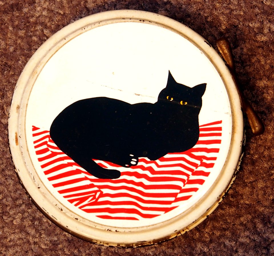 Blikje schoensmeer met afbeelding van een zwarte kat