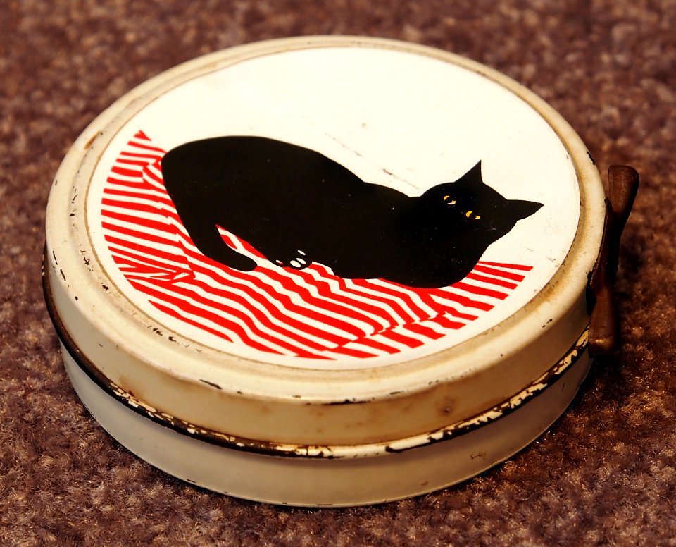 Blikje schoensmeer met afbeelding van een zwarte kat, foto 2
