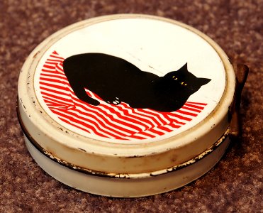 Blikje schoensmeer met afbeelding van een zwarte kat, foto 2