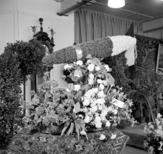 Bloemstukken waaronder één in de vorm van een sigaar en planten (vermoedelijk ca, Bestanddeelnr 255-8482