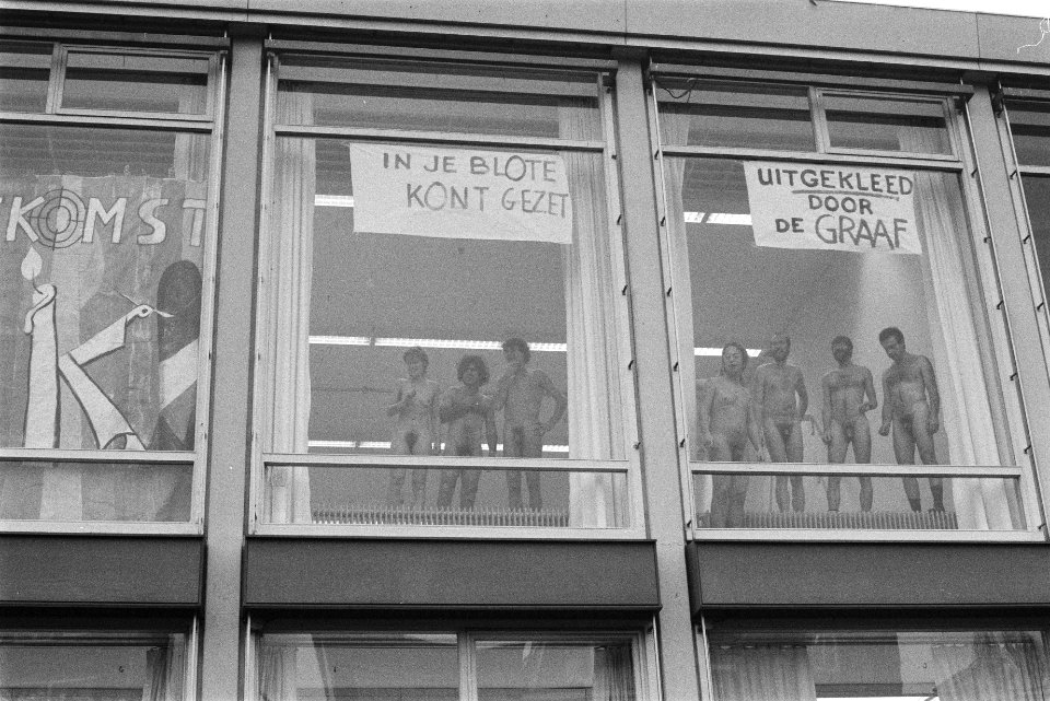 Blote kunstenaars voor de ramen van het Stedelijk Museum, Bestanddeelnr 932-8019