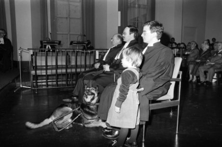 Blinde rechter mr. Romke de Vries in het Amsterdamse Paleis van Justitie geinsta, Bestanddeelnr 931-9859