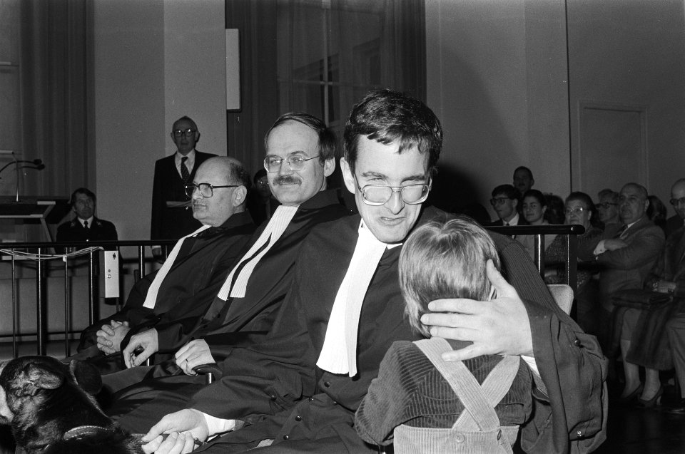 Blinde rechter mr. Romke de Vries in het Amsterdamse Paleis van Justitie geinsta, Bestanddeelnr 931-9860