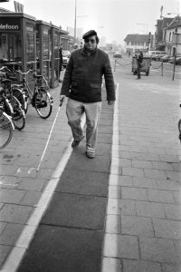Blinden, slechtzienden, blindenstokken, looproutes, Bestanddeelnr 932-3839