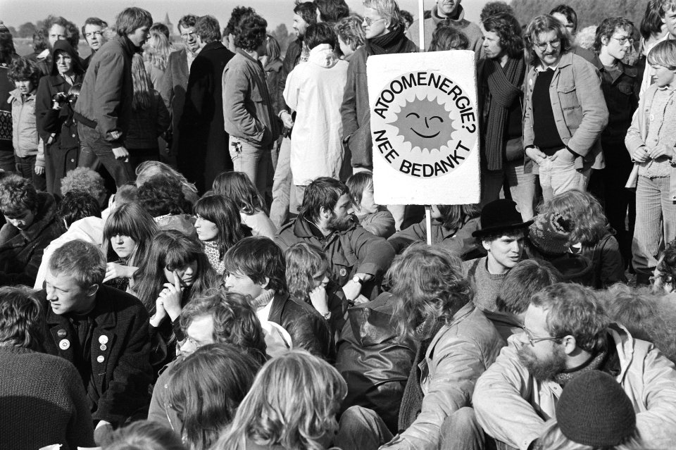 Blokkade kerncentrale te Dodewaard, nummer 10 en 11 demonstranten op het gras,, Bestanddeelnr 931-0937