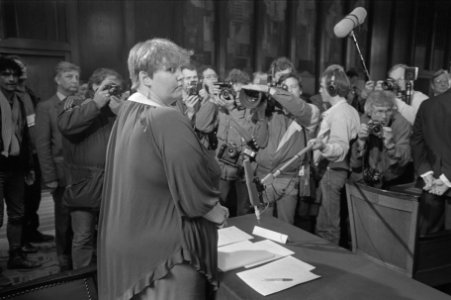 Blokkade Stadhuis Amsterdam in verband met installatie Centrumpartijraadslid Em, Bestanddeelnr 933-6418