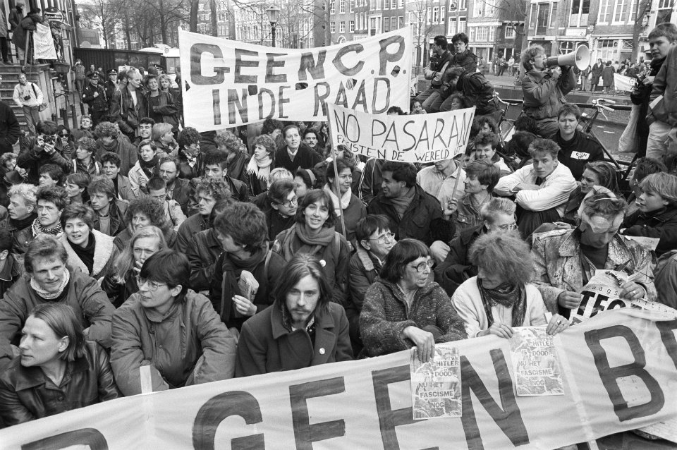 Blokkade Stadhuis A'dam in verband met installatie Centrumpartijraadslid O.Z.-V, Bestanddeelnr 933-6410