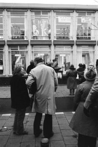 Blote kunstenaars voor de ramen van het Stedelijk Museum, Bestanddeelnr 932-8018