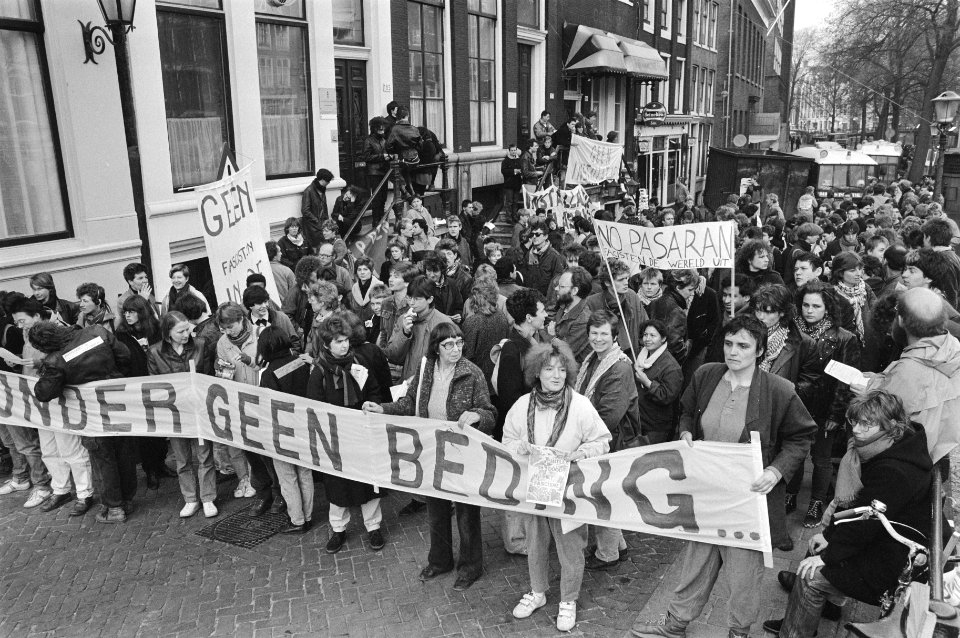 Blokkade Stadhuis A'dam in verband met installatie Centrumpartijraadslid O.Z.-V, Bestanddeelnr 933-6411