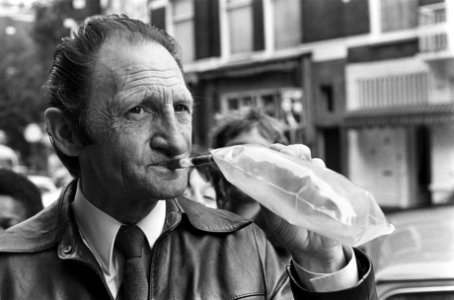 Blaaspijpjes die de politie per 1 november gaat gebruiken voor alcoholcontrole , Bestanddeelnr 927-4423
