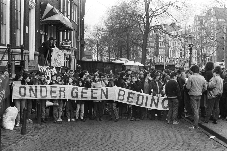 Blokkade Stadhuis A'dam in verband met installatie Centrumpartijraadslid O.Z.-V, Bestanddeelnr 933-6409