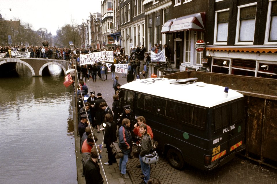 Blokkade Amsterdams stadhuis i.v.m. installatie Centrumpartij blokkeerders op d, Bestanddeelnr 253-8956