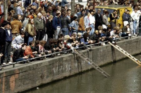 Blokkade Amsterdams stadhuis i.v.m. installatie Centrumpartij raadslid Ema Boum, Bestanddeelnr 253-8953