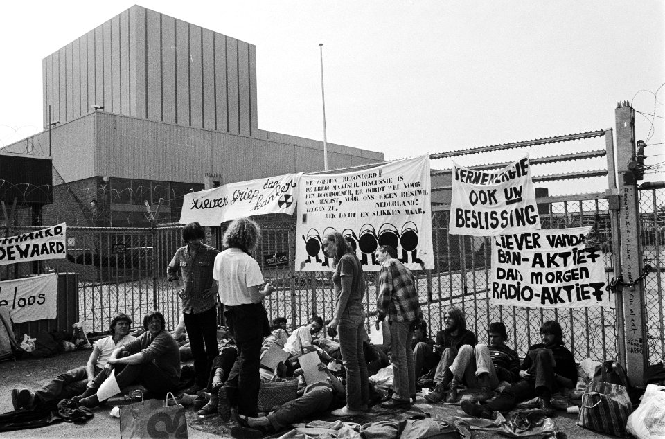 Blokkade kerncentrale Dodewaard door leden aktiegroep Breek Atoomketen Nederland, Bestanddeelnr 930-8445