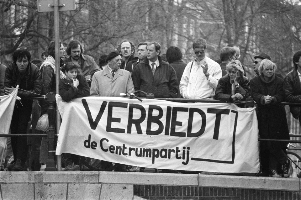 Blokkade Stadhuis Amsterdam i.v.m.installatie Centrumpartijraadslid spandoek , Bestanddeelnr 933-6420