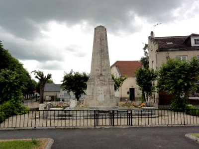 Blérancourt (Aisne) monument aux morts