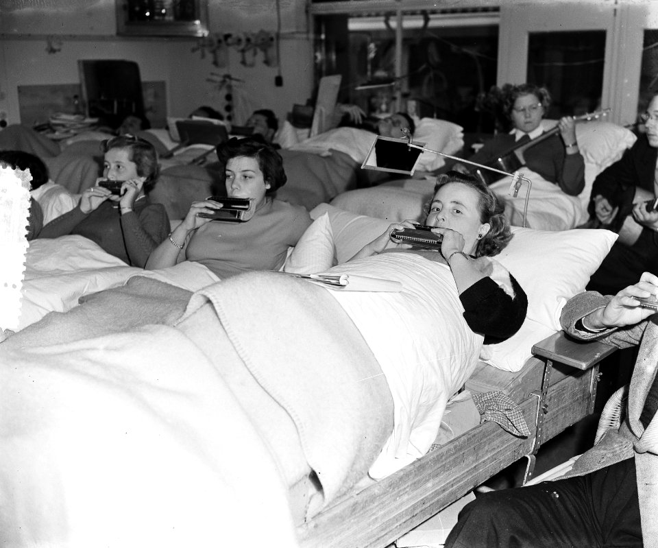 Blaas-maal mondorgelorkest in sanatorium Julianaoord te Laren, Bestanddeelnr 906-0979