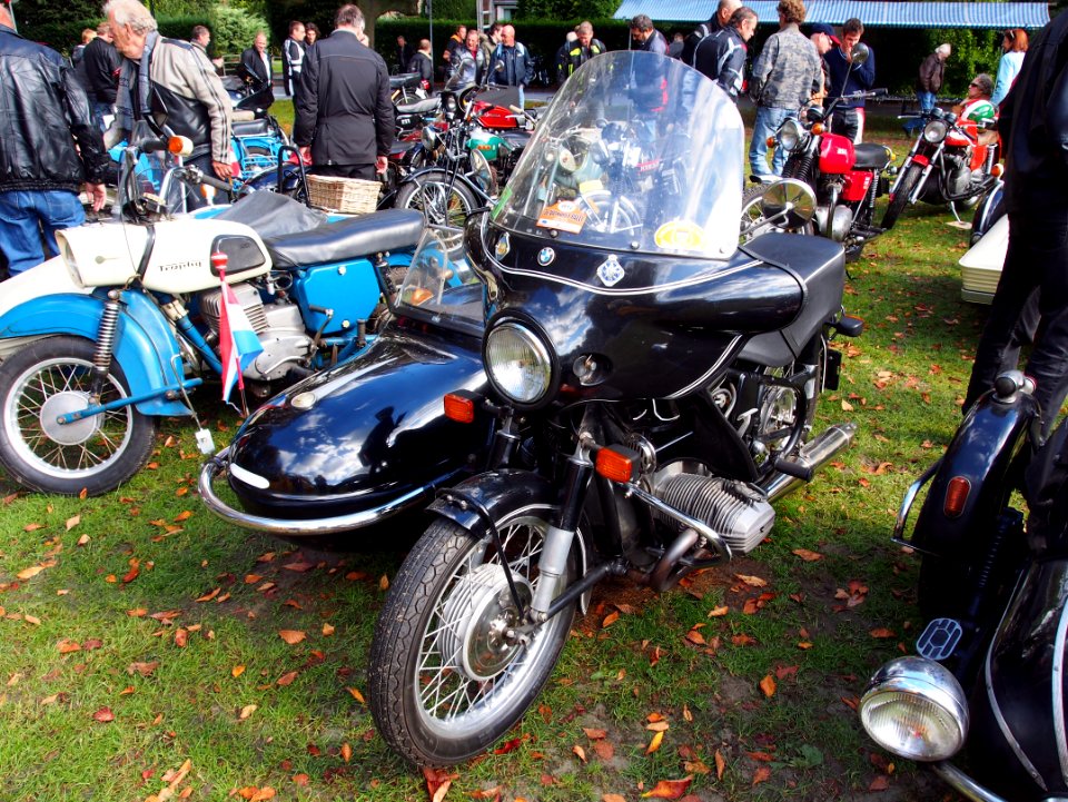 Black BMW with sidecar pic2
