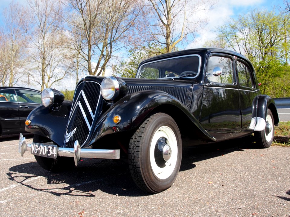 Black 1956 Citroën 11 Sport pic2