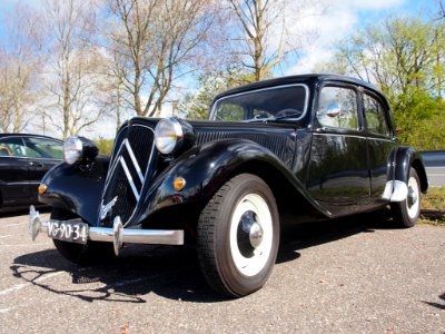 Black 1956 Citroën 11 Sport pic2