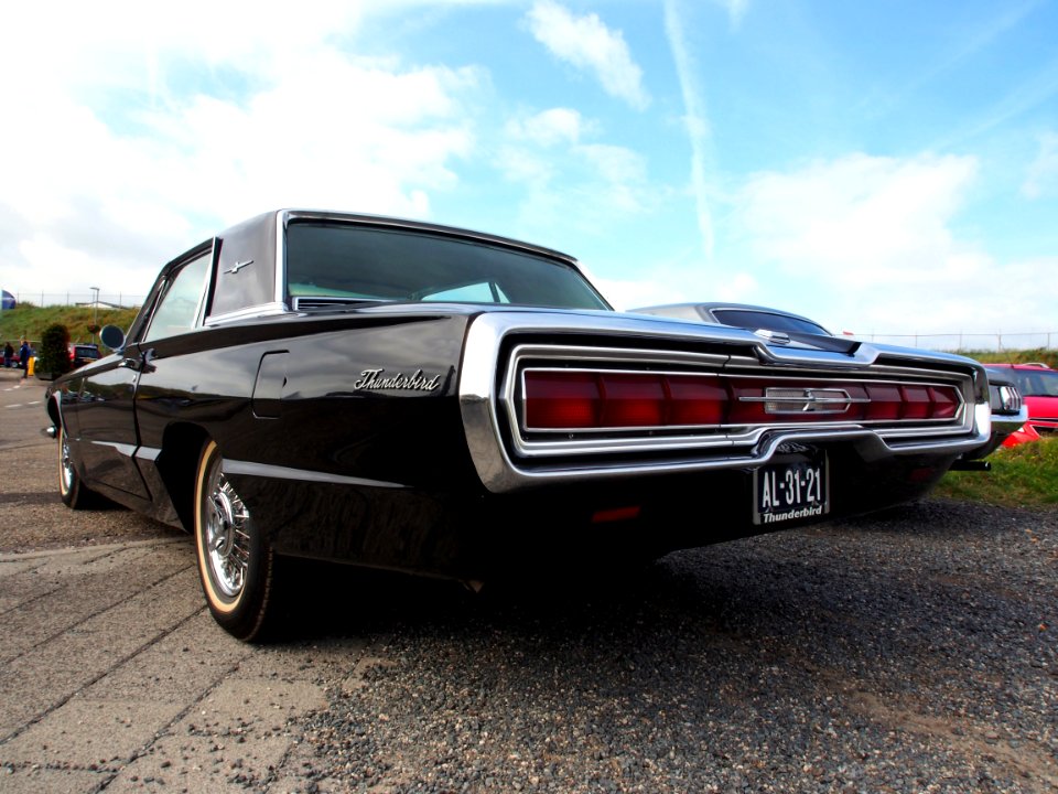 Black 1966 Ford thunderbird pic9