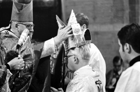 Bisschop mgr. drs. Zwartkruis tijdens de inwijding, Bestanddeelnr 919-6872