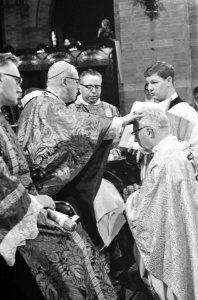 Bisschop mgr. drs. Zwartkruis tijdens de inwijding, Bestanddeelnr 919-6865