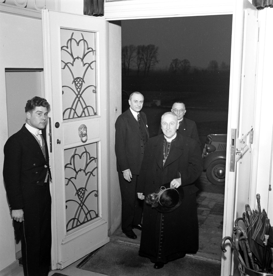 Bisschop van Den Bosch, W.P.A.M. Mutsaerts betreedt een huis, Bestanddeelnr 900-4122