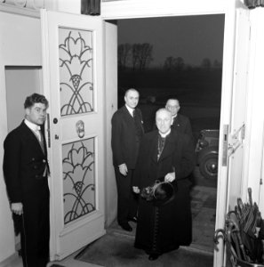 Bisschop van Den Bosch, W.P.A.M. Mutsaerts betreedt een huis, Bestanddeelnr 900-4122