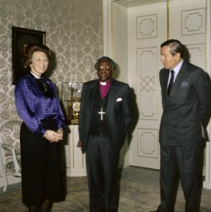 Bisschop Tutu op Huis ten Bosch tussen Koningin Beatrix en Prins Claus, Bestanddeelnr 253-8883