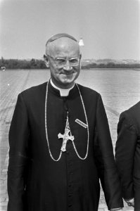 Bisschoppen en kardinalen bijeen in Noordwijkerhout. Mgr. Mojaisky Perrelli bi…, Bestanddeelnr 920-4995