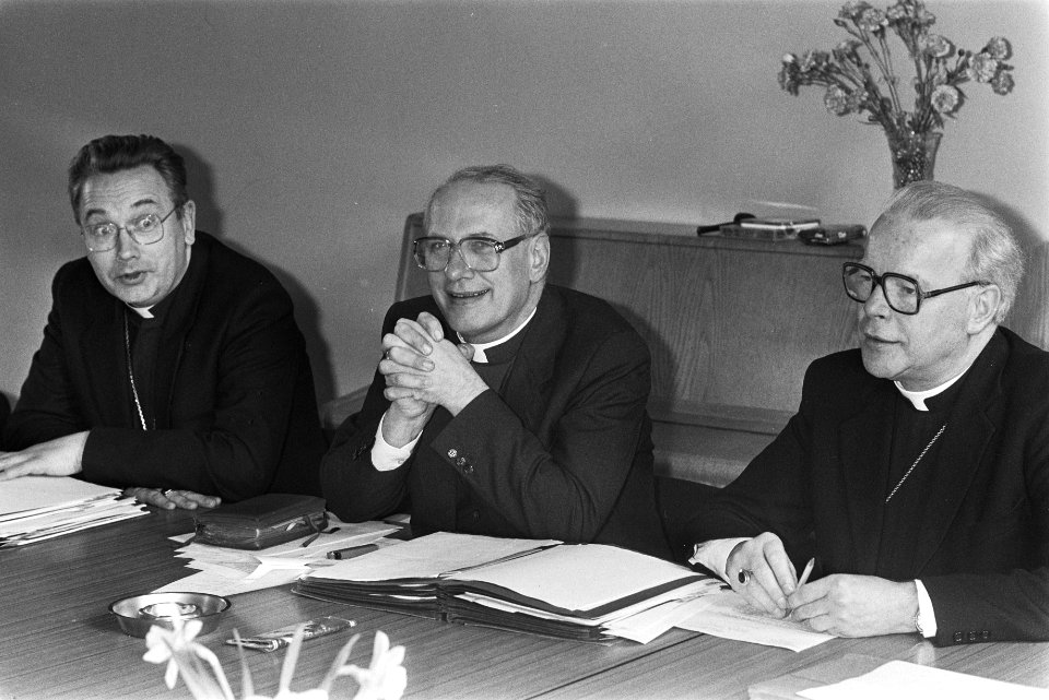Bisschoppenconferentie in Amersfoort v.l.n.r. De Kok , Simonis en Nienhaus, Bestanddeelnr 932-8706