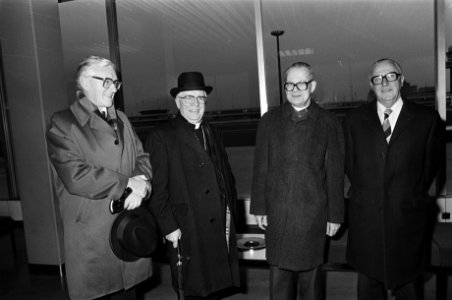 Bisschoppen Zwartkruis en Ernst naar Rome ivm synode vicaris generaal Kuijpe, Bestanddeelnr 930-6188