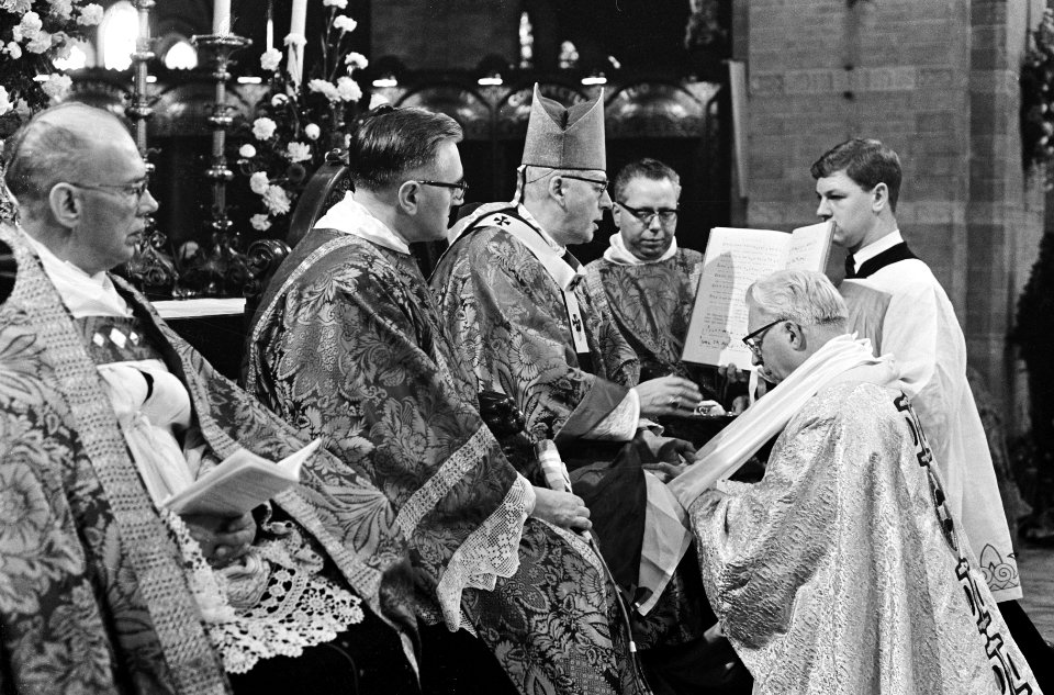 Bisschop mgr. drs. Zwartkruis tijdens de inwijding, Bestanddeelnr 919-6873