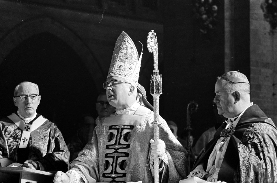 Bisschop mgr. drs. Zwartkruis tijdens de inwijding, Bestanddeelnr 919-6874