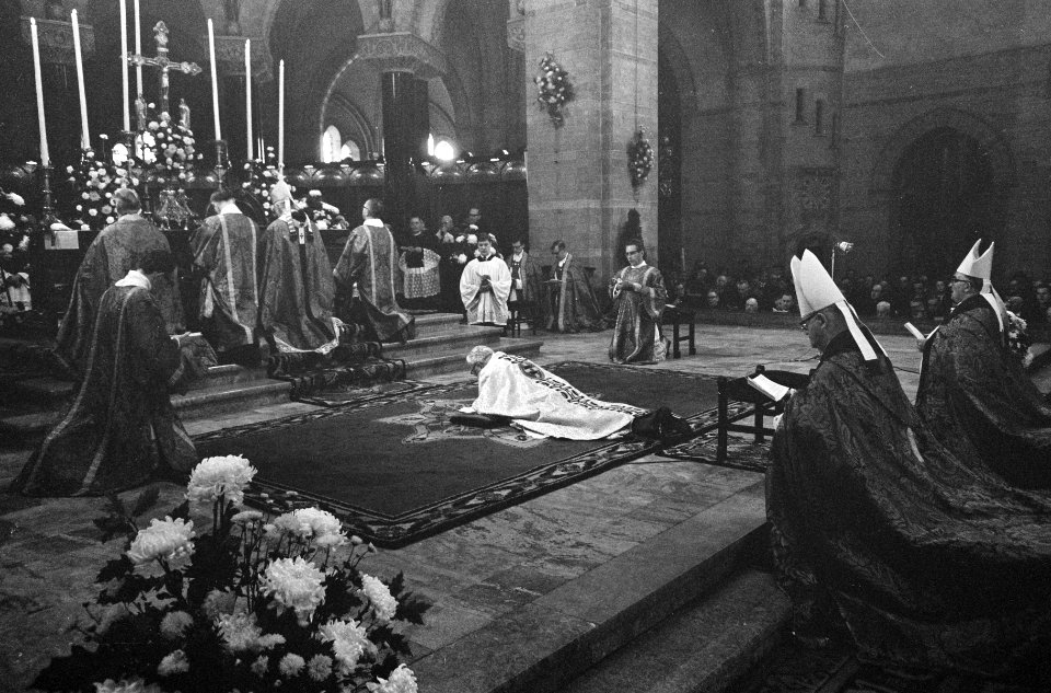 Bisschop mgr. drs. Zwartkruis tijdens de inwijding, Bestanddeelnr 919-6870