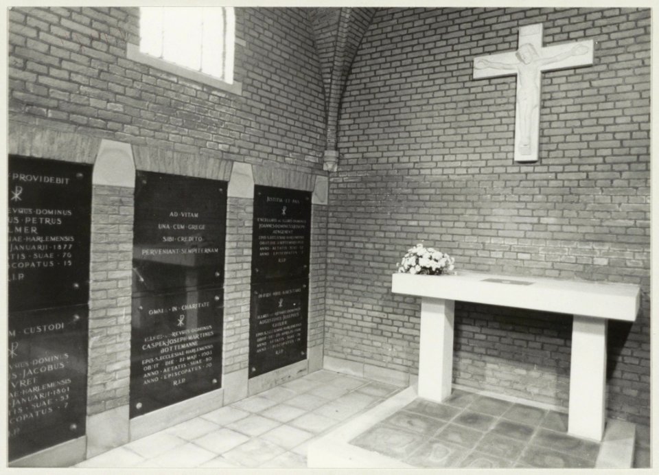 Bisschoppelijke grafkelder op het kerkhof naast de R.K.Kerk aan de Korte Zijlweg. NL-HlmNHA 54014473