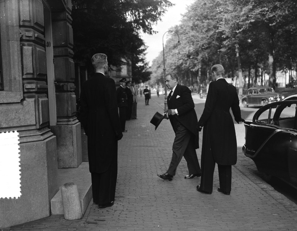 Bisschoppaleis Utrecht condolatiebezoek bij Kardinaal De Jong, Bestanddeelnr 907-3217