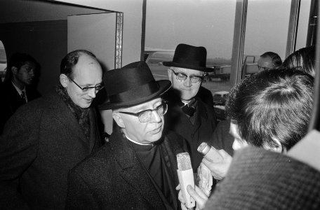 Bisschoppen arriveren op Schiphol uit Rome mgr. Moller (links) van Groningen en, Bestanddeelnr 924-2076