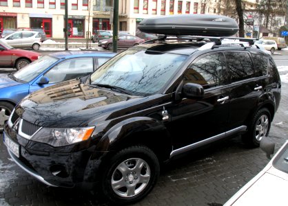 Black Mitsubishi Outlander in Kraków (1)